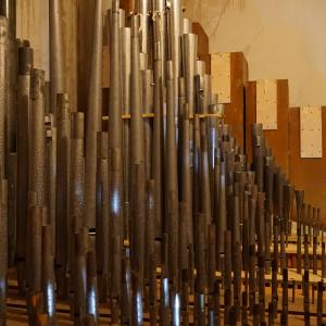 Upper choir.  Mutations, 1’ stop.  Choir reeds in the background, and top of the 32’ Bourdon.